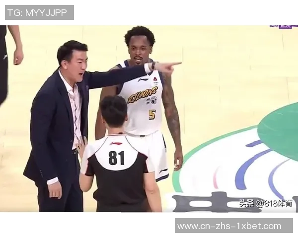 篮球明星因犯规被罚踢篮球引发争议球迷热议比赛公正性与运动员行为规范